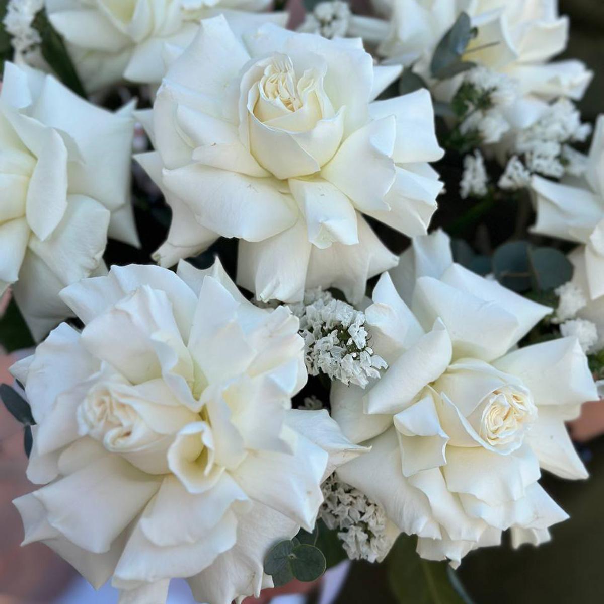 Букет из 9 белых роз в статице в коробке